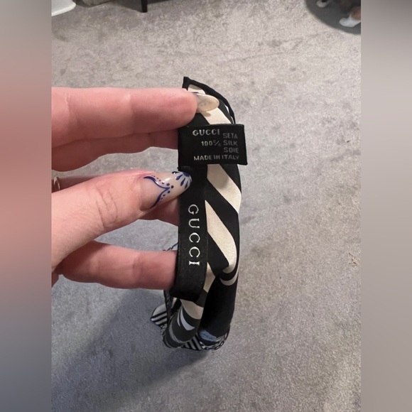 Vintage | Gucci | 100% Silk Authentic Large Gucci Scarf  | 34x34" - Picture 5 of 5